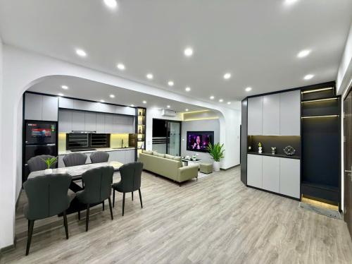 Nhà Lạc Long Quân, Ô Tô Cả: 2 Mặt Thống Lợi, Tiện Nghi Vạn Nhuần -  Chỉ 9,38 Tỷ